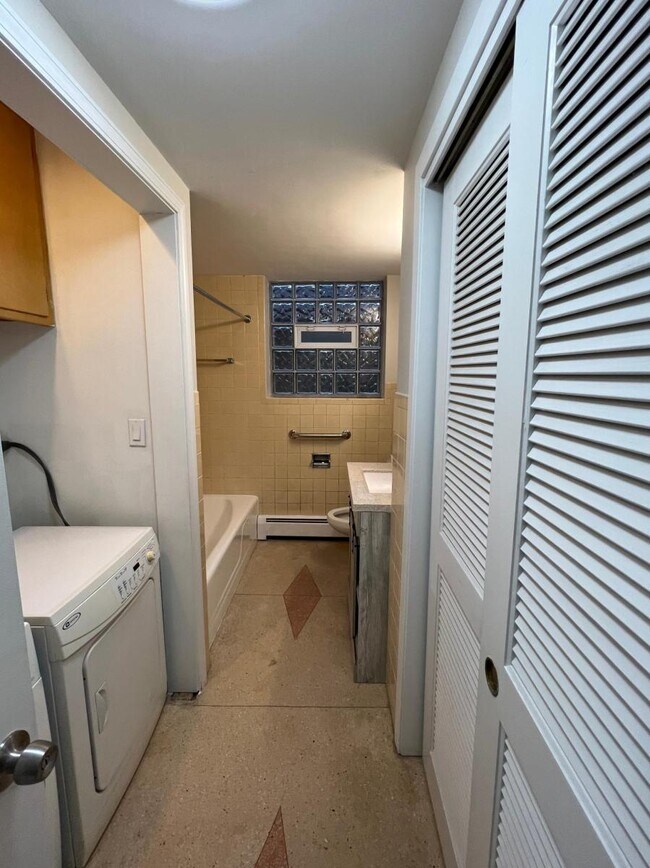 Building Photo - 9533 Schiller Blvd