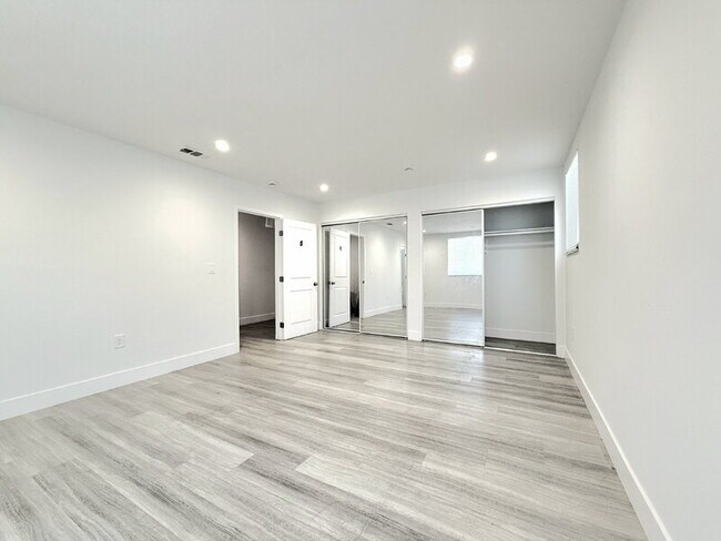 Building Photo - 827 E 74th St