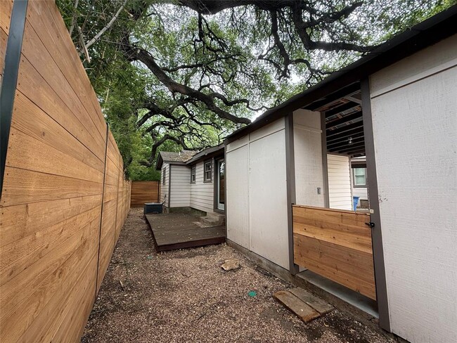 Building Photo - 2105 Kinney Ave
