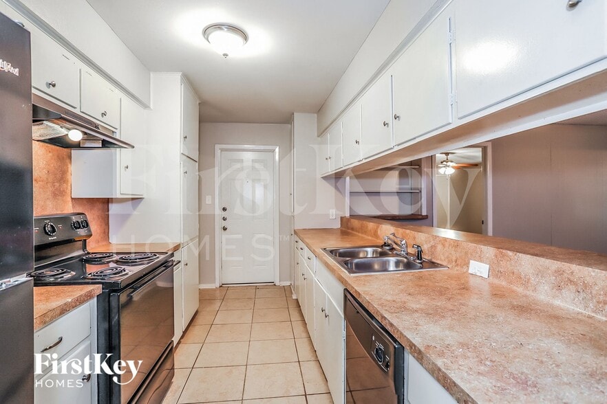 Building Photo - 8002 Larkspur Dr