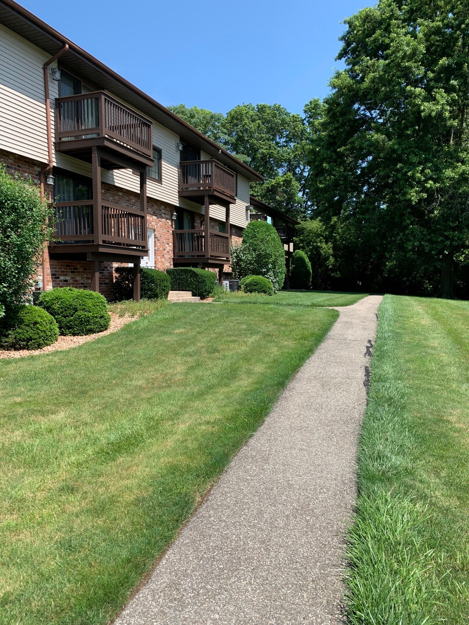 Building Photo - 18 Surrey Dr