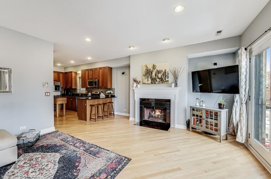 Building Photo - 2627 W Belmont Ave