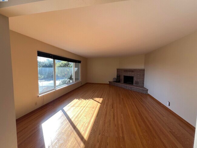 Building Photo - 2755 Pineridge Rd