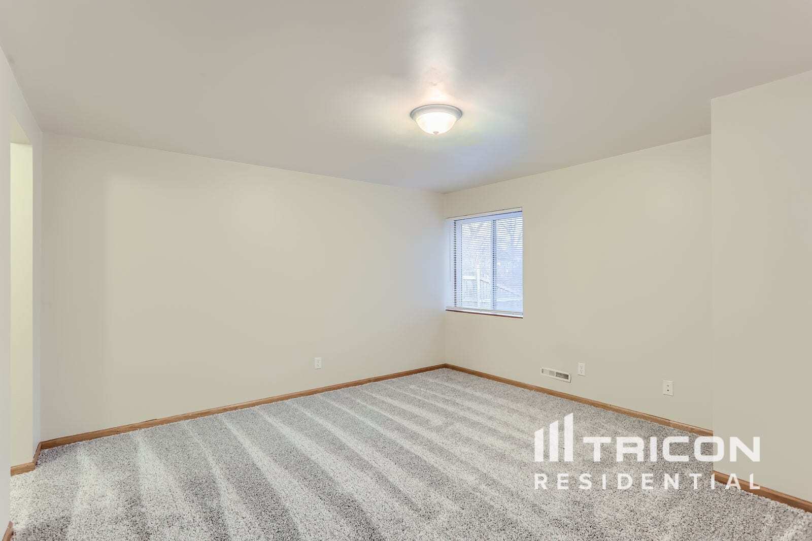 Building Photo - 924 Deer Trail Dr
