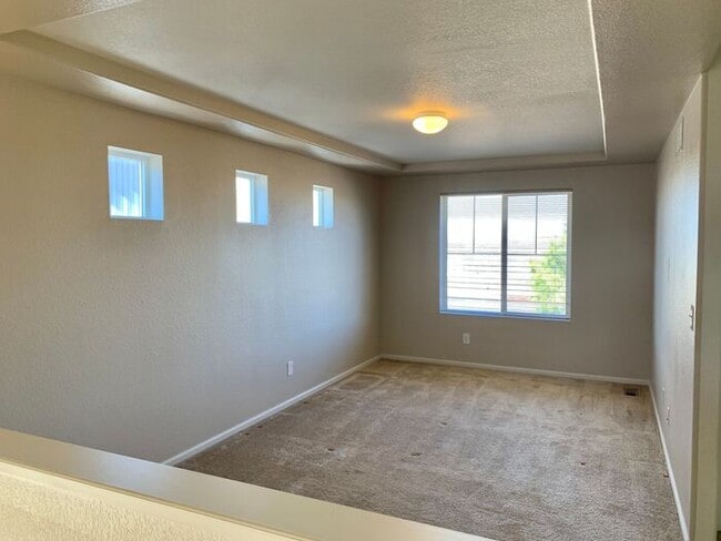 Building Photo - Gorgeous 2 Bedroom + Den, 2 Bathroom Home in Thompson River Ranch!