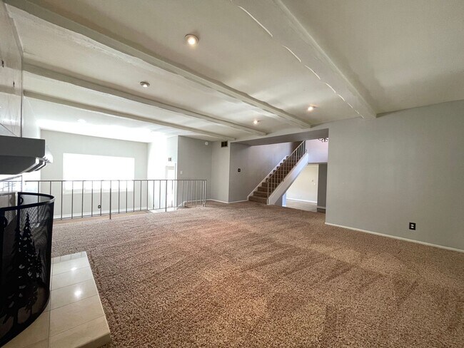 Building Photo - 1470 Dara St