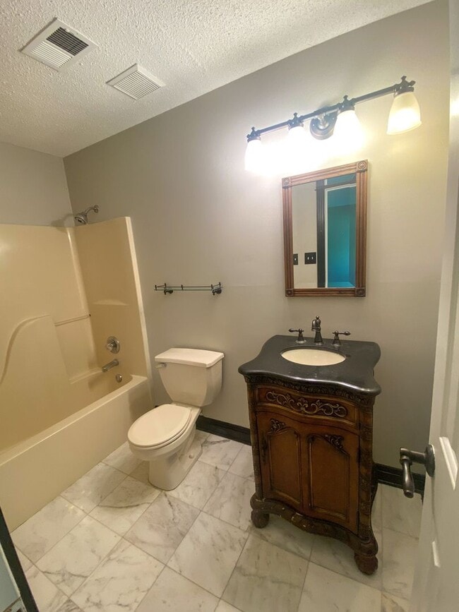 Building Photo - 4 bed, 2 bath spacious home on large lot i...