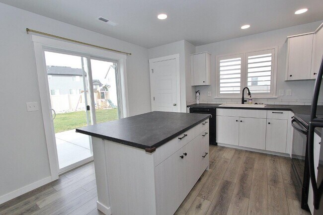 Building Photo - 6587 S Memory Wy