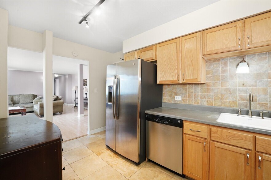 Building Photo - 6325 N Sheridan Rd