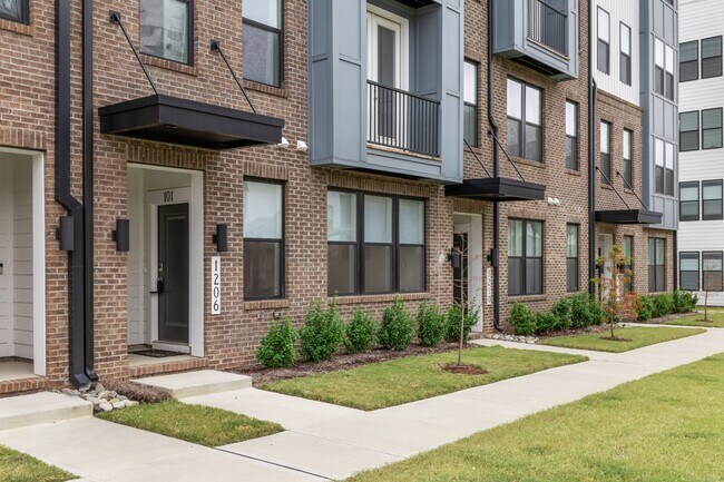 Primary Photo - 1206 Coach Sta Aly