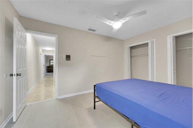 Building Photo - 614 Azure Ave