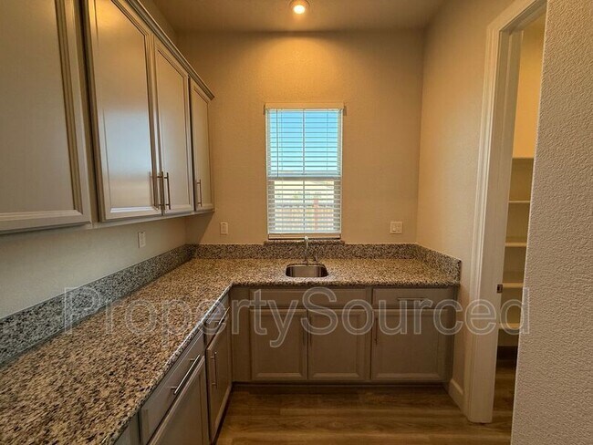Building Photo - 614 Madrone St