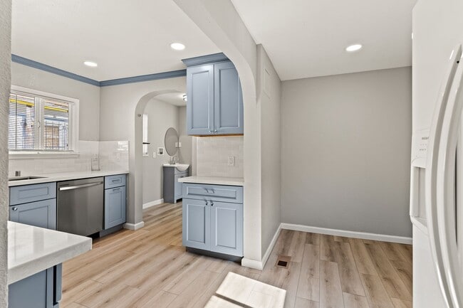 Building Photo - Remodeled 4-Bedroom House w/ Private Yard in Oakland