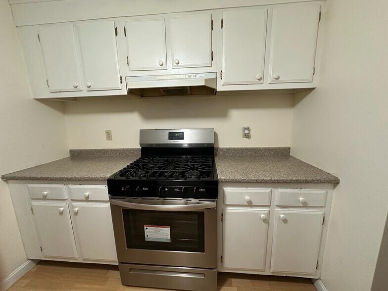 Kitchen (left side view) - 5 Louisburg Square, 7