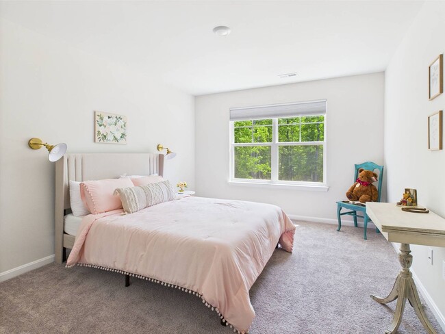 Building Photo - Stunning 5 Bedroom 4.5 Bathroom Located in...