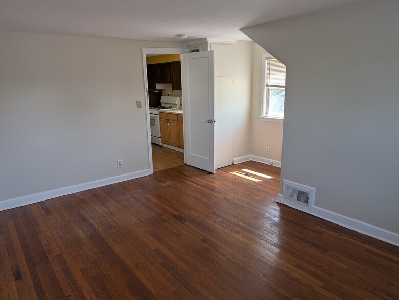 Building Photo - 2563 Hawthorne Ave