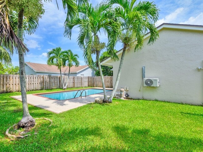 Building Photo - 16742 Royal Poinciana Dr