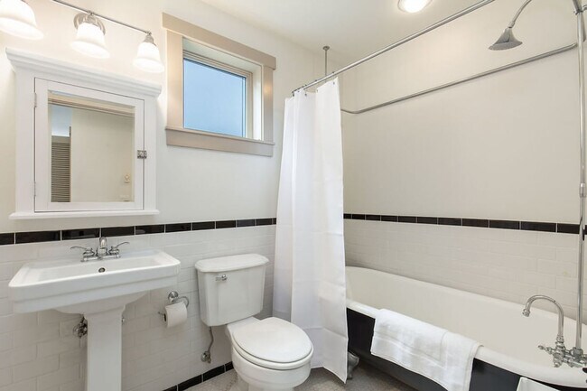 Building Photo - 1916 E Spruce St