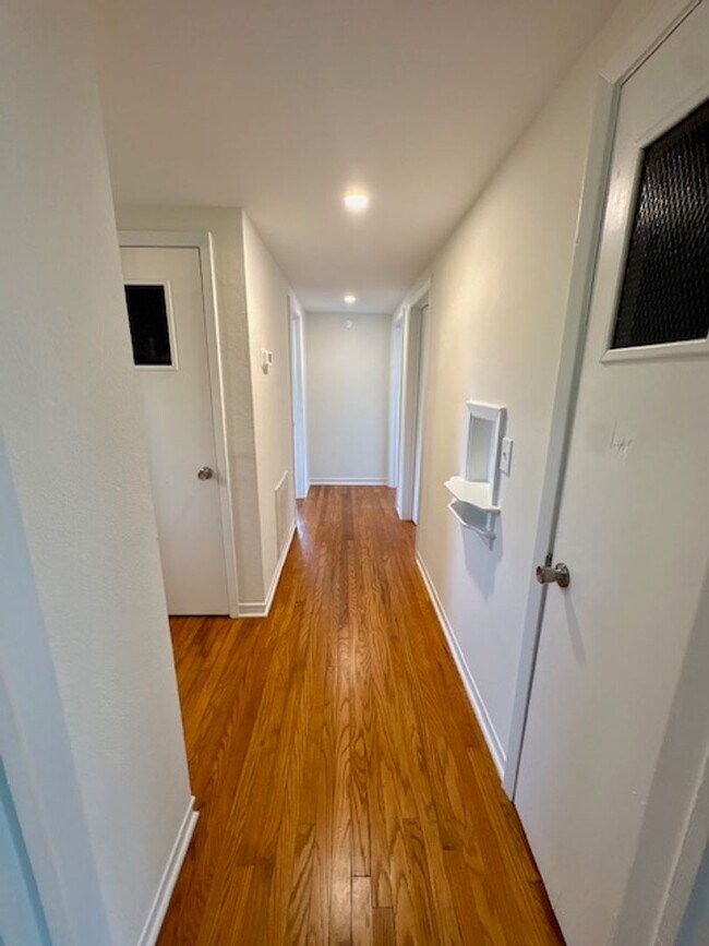 Building Photo - Fully Renovated Three Bedrooms Condo in South Windermere