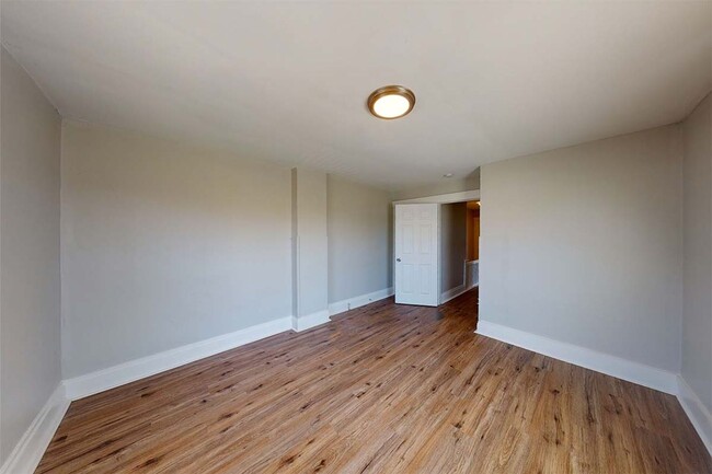 Building Photo - Newly Updated Duplex in Middletown!