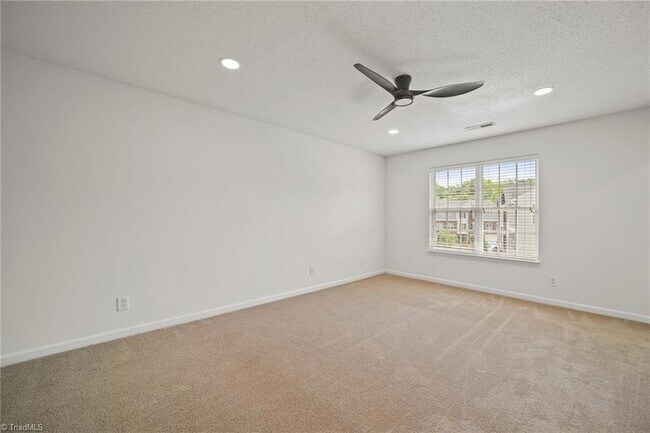Building Photo - 4 Dunlevy Way