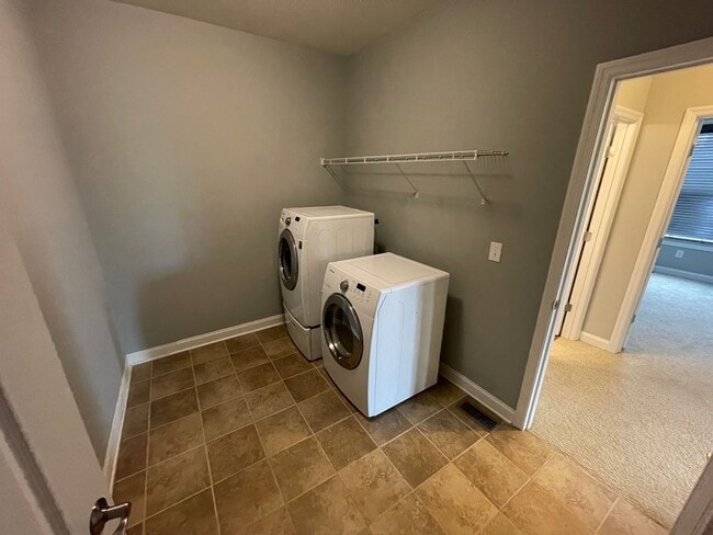 Building Photo - Large Home East Jefferson For Rent