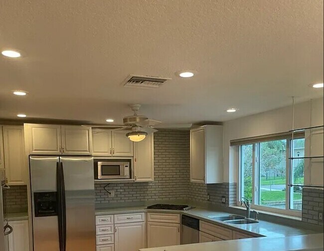 Building Photo - 8771 Bay Pointe Dr