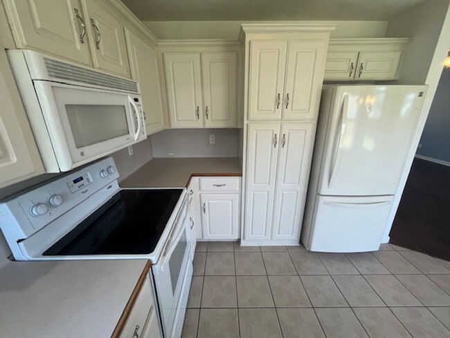 Building Photo - 102 Rosebud Cir
