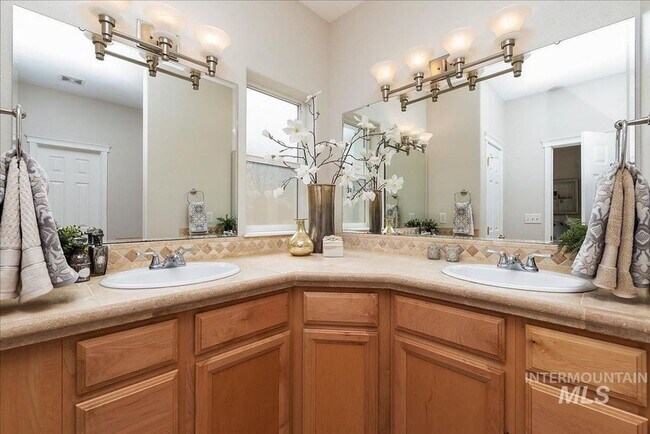Building Photo - Stunning Home Near Warm Springs!