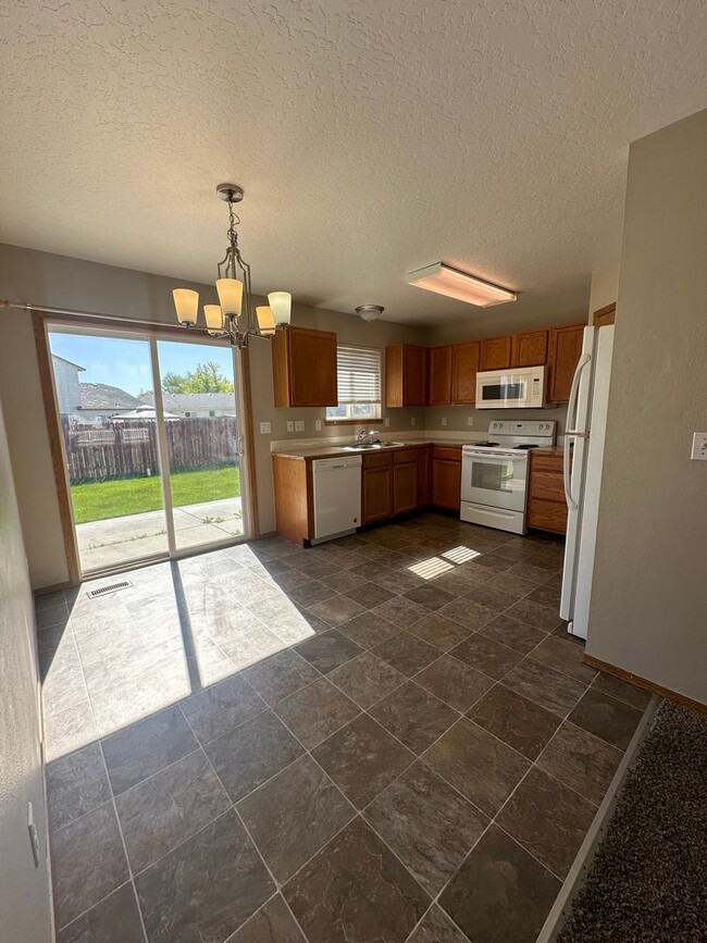 Building Photo - 3 bedroom 2 bathroom Caldwell Home