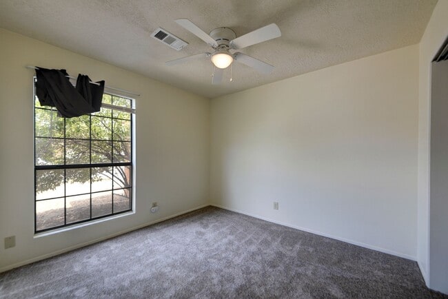 Building Photo - Amazing Three Bedroom in Heart of Rio Rancho!