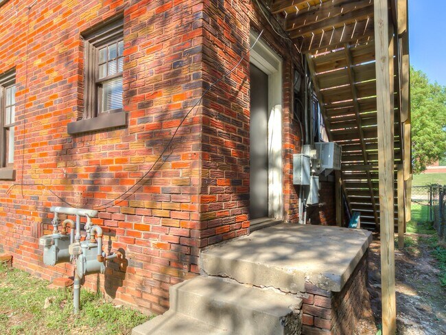 Building Photo - 1300 NW 15th St