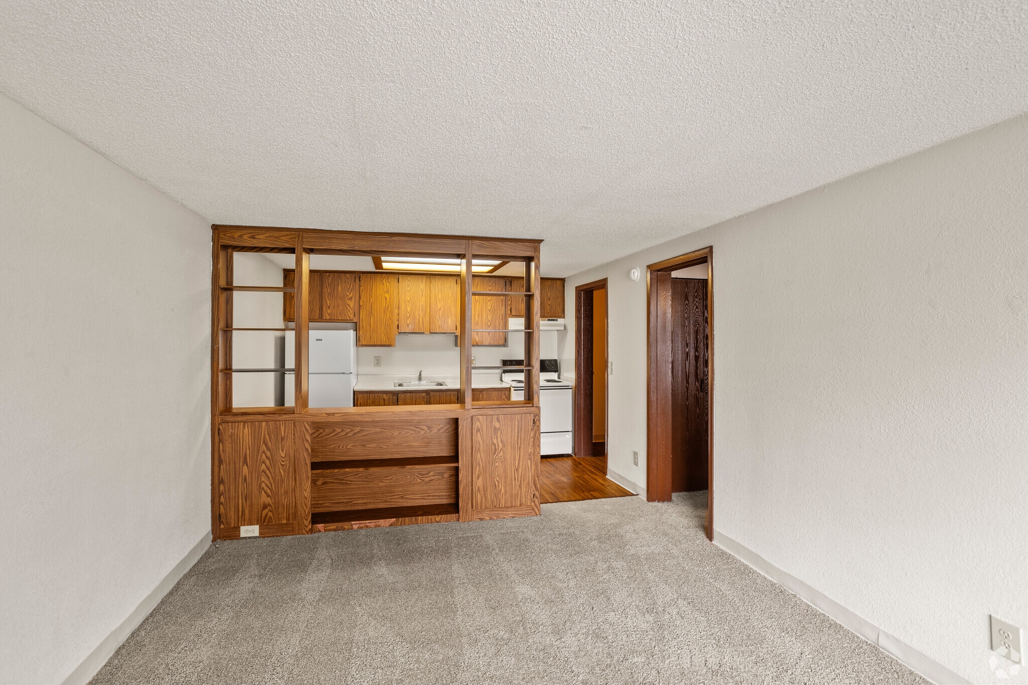 1BR, 1BA - 576SF - Living Room - Shadetree