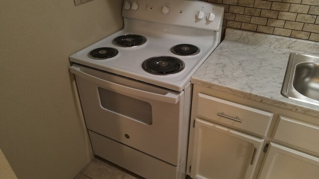 Building Photo - 2 Bedroom 1 Bath Duplex