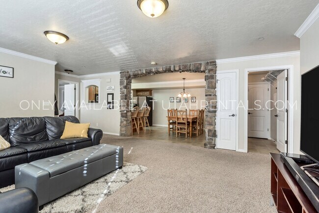 Building Photo - 956 W 580 S