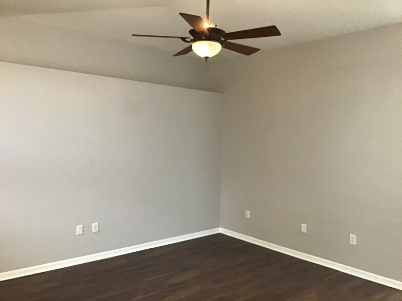 Building Photo - 332 McKay Blvd