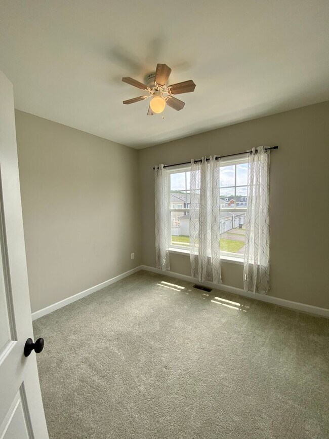 Building Photo - Charming 3-bedroom, 2.5-bathroom Townhouse