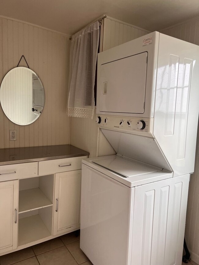 Building Photo - SIngle Family 2 Bedroom 1 Bath Home on Lar...