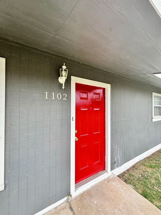 Building Photo - NOW AVAILABLE - Spacious 3-Bedroom Home + Fenced Backyard & Storage Building!