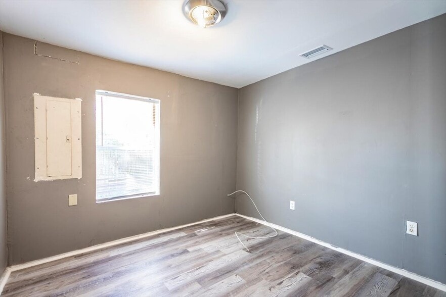 Building Photo - 531 New Berlin Rd