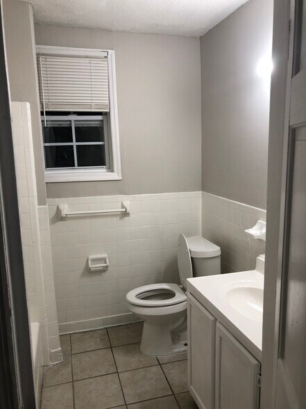 Apt. D Bathroom - 1107 E Anderson St