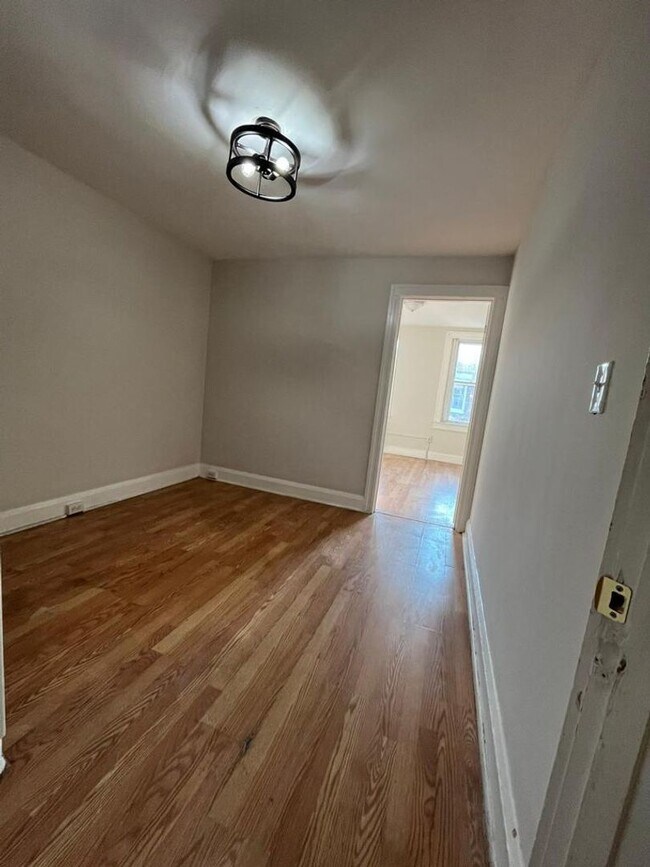 Building Photo - 913 N Belnord Ave