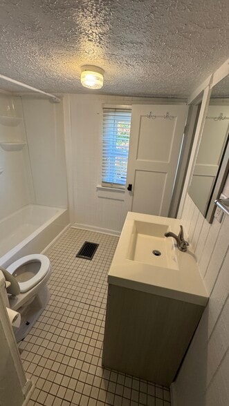 bathroom - 921 S 14th St