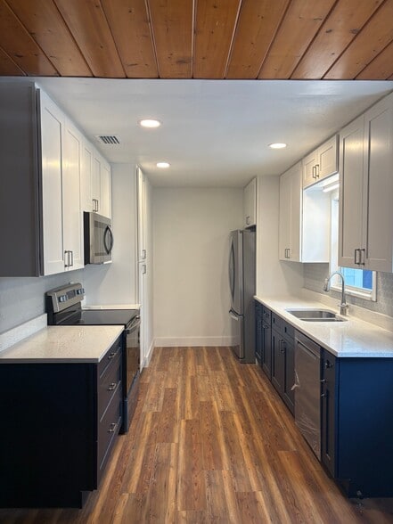 Building Photo - 626 SW Rustic Cir