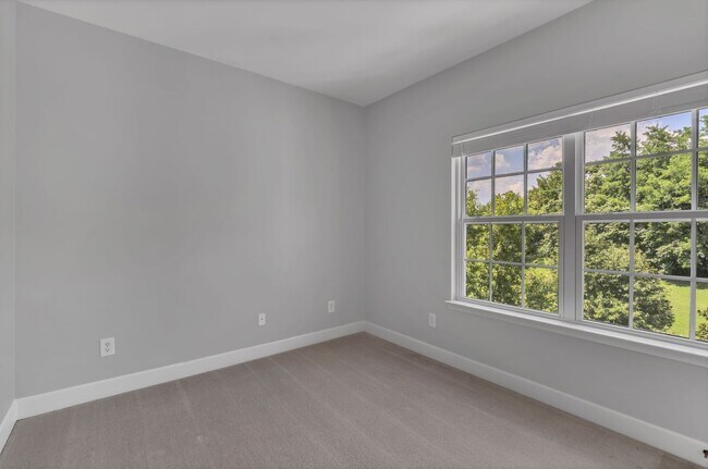 Building Photo - Stylish Condo with Balcony Views in South Nashville