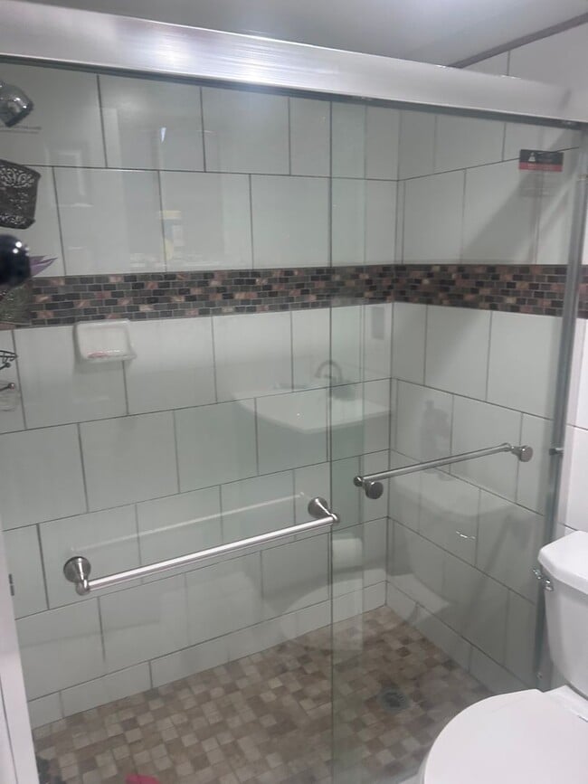 Building Photo - Absolutely Amazing Renovated Home – Move-I...