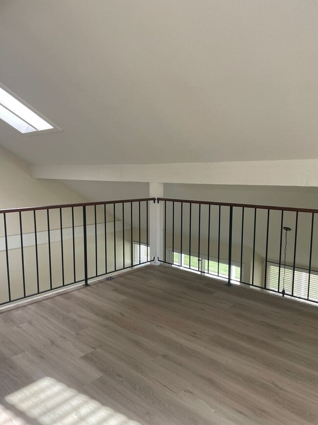 Building Photo - Gorgeous 4 Bedroom 2 Bathroom Home with Lo...