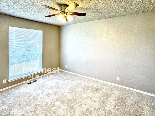 Building Photo - Comfortable 3-Bedroom Home with Prime Acce...
