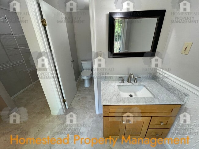 Building Photo - Hard to find 3 bedroom 2, bathroom.