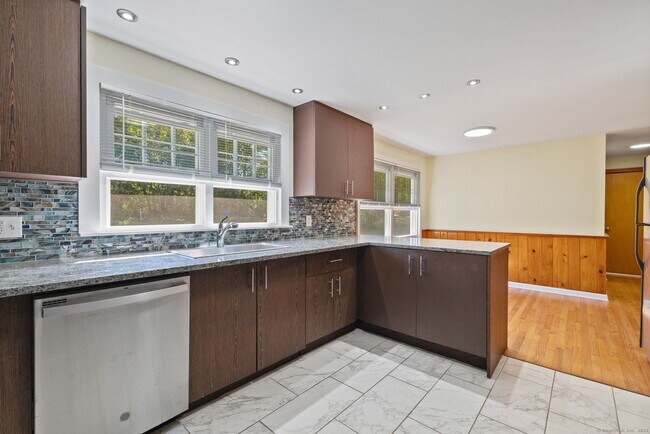 Building Photo - 67 Hicock Dr